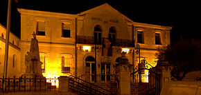 Mairie de Vendargues, de nuit.jpg