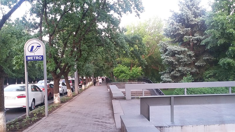 File:Marshal Baghramyan avenue, Yerevan 02.jpg