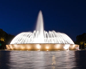 Mecom Brunnen bei Nacht.jpg