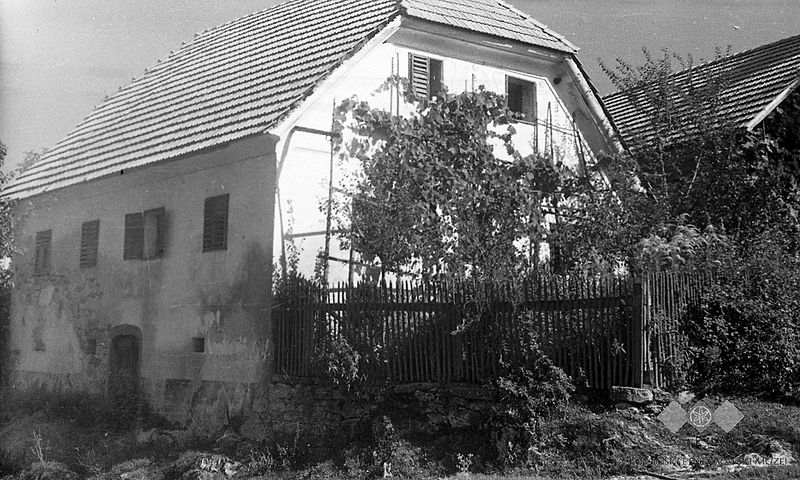 File:Mencinova hiša v Malih Lipljenih 1948.jpg