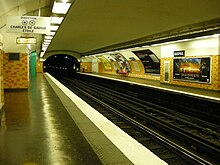 Station der Linie 6 mit orangen Wandfliesen, 2007