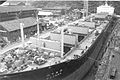 אוניית הצובר מצדה מוארכת במספנות מיזורו ביפן בהשגחתו של אברהם זכאי, 1964.