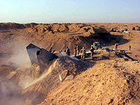 بیرون کشیدن میگ عراقی از زیر شن در سال ۲۰۰۴ میلادی