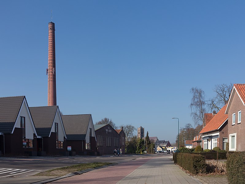 File:Mill, de stenen schoorsteen op het voormalig terrein van houtfabriek Van Hout GM0815-WN001 in straatzicht foto4 2017-02-15 13.56.jpg