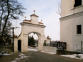 L’entrée du couvent bénédictin à Mogilno, dans la voïvodie de Cujavie-Poméranie (Pologne). (définition réelle 1 704 × 1 278*)