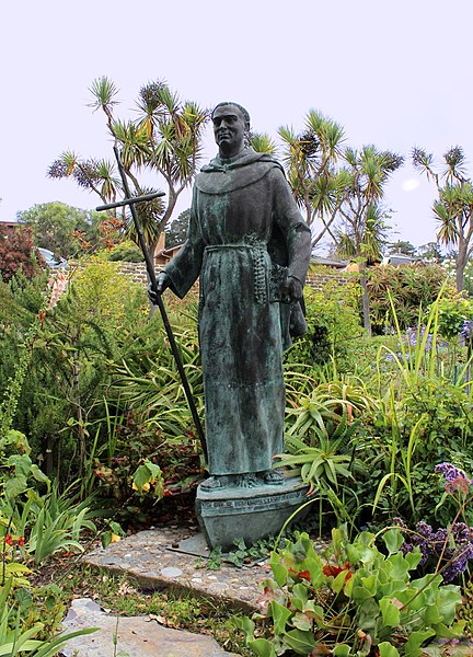 File:Monument of Junípero Serra - Carmel , CA USA - Mission San Carlos Borromeo - panoramio.jpg