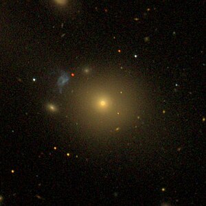 SDSS-billede af NGC 541 med nærliggende fragmenter (f.eks. Minkowskis objekt)