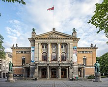 Gebäude mit Steinsäulen an der Basis und Marmorsäulen im oberen Teil.