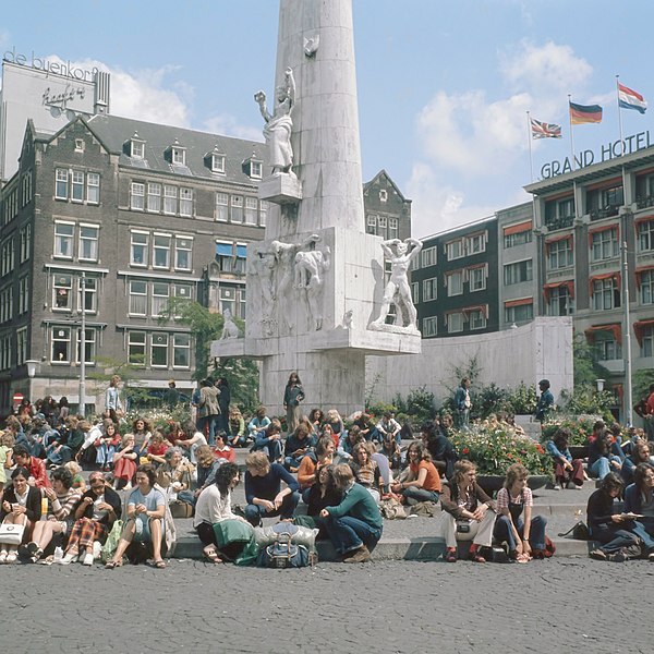 File:Nationaal Monument op de Dam (1982).jpg