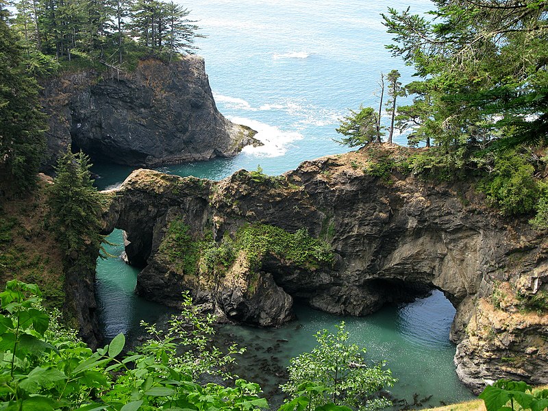 File:Natural Bridges as the fog clears - panoramio.jpg