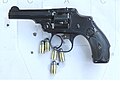 Smith & Wesson Safety Hammerless с предохранителем в виде клавиши на задней стенке рукоятки, которую стрелок нажимает, обхватывая рукоятку ладонью.
