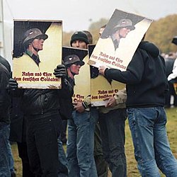 Nynazister protesterer mot Wehrmacht-utstilingen som ødela myten om det rene Wehrmacht for det tyske folk i 1990-årene
