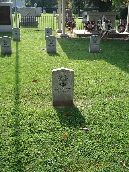 File:Niagara-on-the-Lake Polish Military Cemetery 4.jpg
