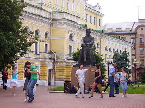 Latino dances near Monument to Dobrolyubov. Nizhny Novgorod, Russia.