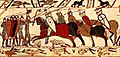 Utsnitt av Bayeux-teppet, et 70 meter langt, fransk, brodert veggteppe etter slaget ved Hastings i 1066. Selv om mediet er helt annerledes enn masseproduserte, illustrete magasiner som oppstod med nye trykkteknikker på 1800-tallet, har bildespråket og uttrykket flere likhetstrekk med fortellerteknikken i seinere tiders tegneserier.