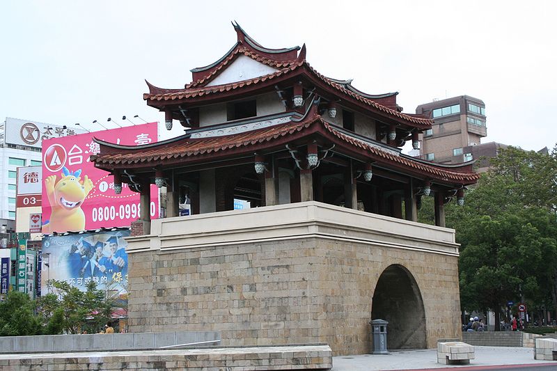 File:North West part of East Gate in modern Hsinchu.jpg