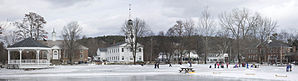 Panoramisch zicht op Norwich.  Van links naar rechts: Bandstand, Tracy Hall (stadhuis), Norwich Congregational Church en Marion Cross School (basisschool).