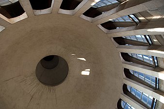 Interieur van de koepel boven de kerk, onopgesmukt achtergelaten