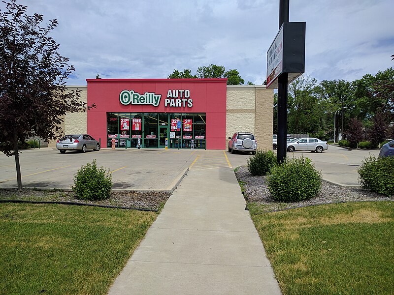 File:O'Reilly Auto Parts pedestrian connection to 66th (35199709732).jpg