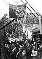 מחאת מעפילי האקסודוס-1947 על אניית הגירוש ראנימייד פארק, בנמל פורט דה בוק כנגד החזרתם לגרמניה. צלב הקרס צויר על הנס הכחול