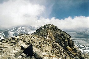 Die Chileense bergspits van die Ojos del Salado soos vanaf die Argentynse een gesien