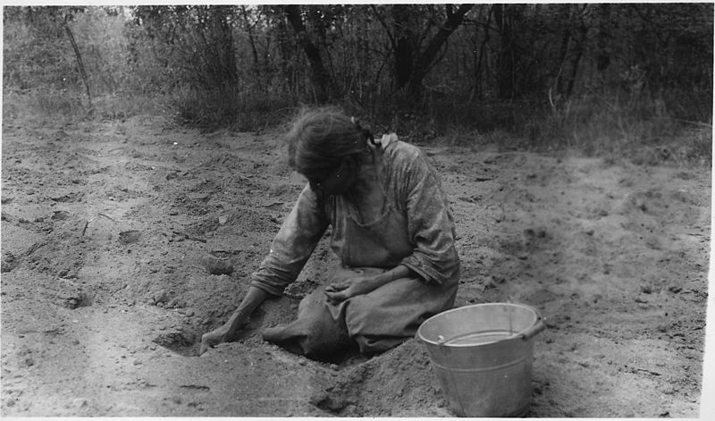 File:Oke-mah Wah Cumig Oke planting seed potatoes - NARA - 285748.jpg