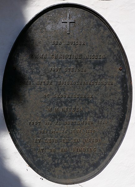 File:OldMetalGraveMarker-Nissen-VinderoedKirkegard RomanDeckert04082022.jpg