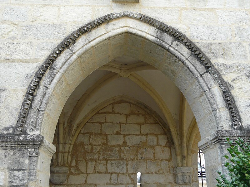 File:Périgueux Saint-Front cloître vue vers galerie ouest.JPG