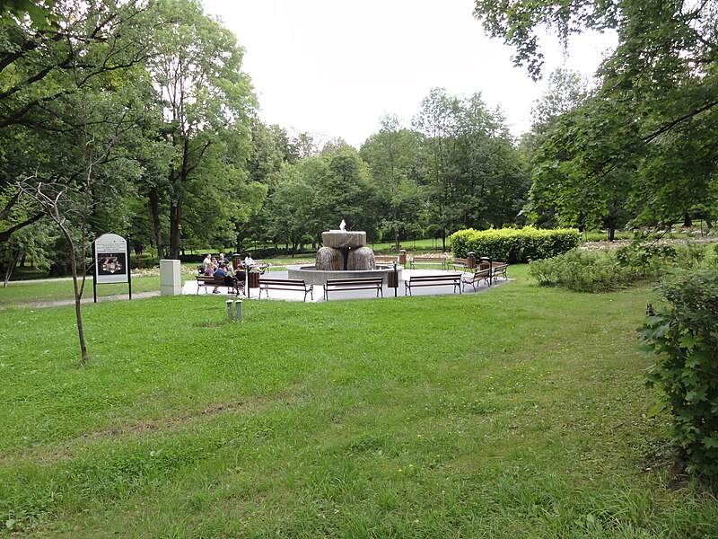 File:POL Jaworze Park Zdrojowy - fontanna.JPG