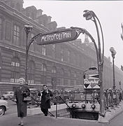 Edícula Guimard em 1967, onde o antigo nome do Palais-Royal está presente.