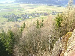 Blick auf Paprotki - ein Dorf in Polen in der Woiwodschaft Dolnośląskie