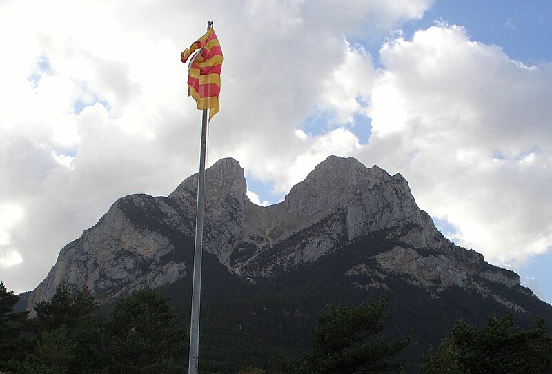 File:Pedraforca des del castell.JPG