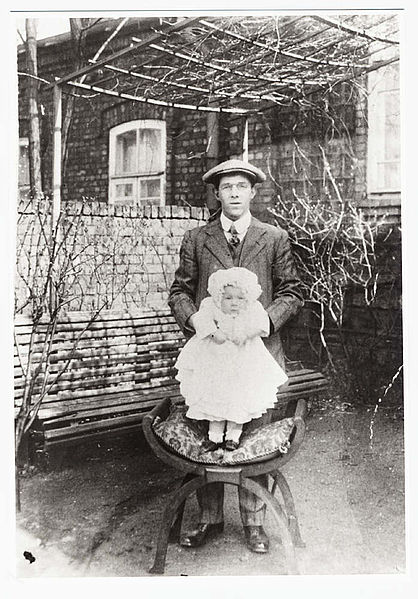 Файл:Percy Cartwright with his daughter Ella Cecil, Hughesovka, c.1913.jpg