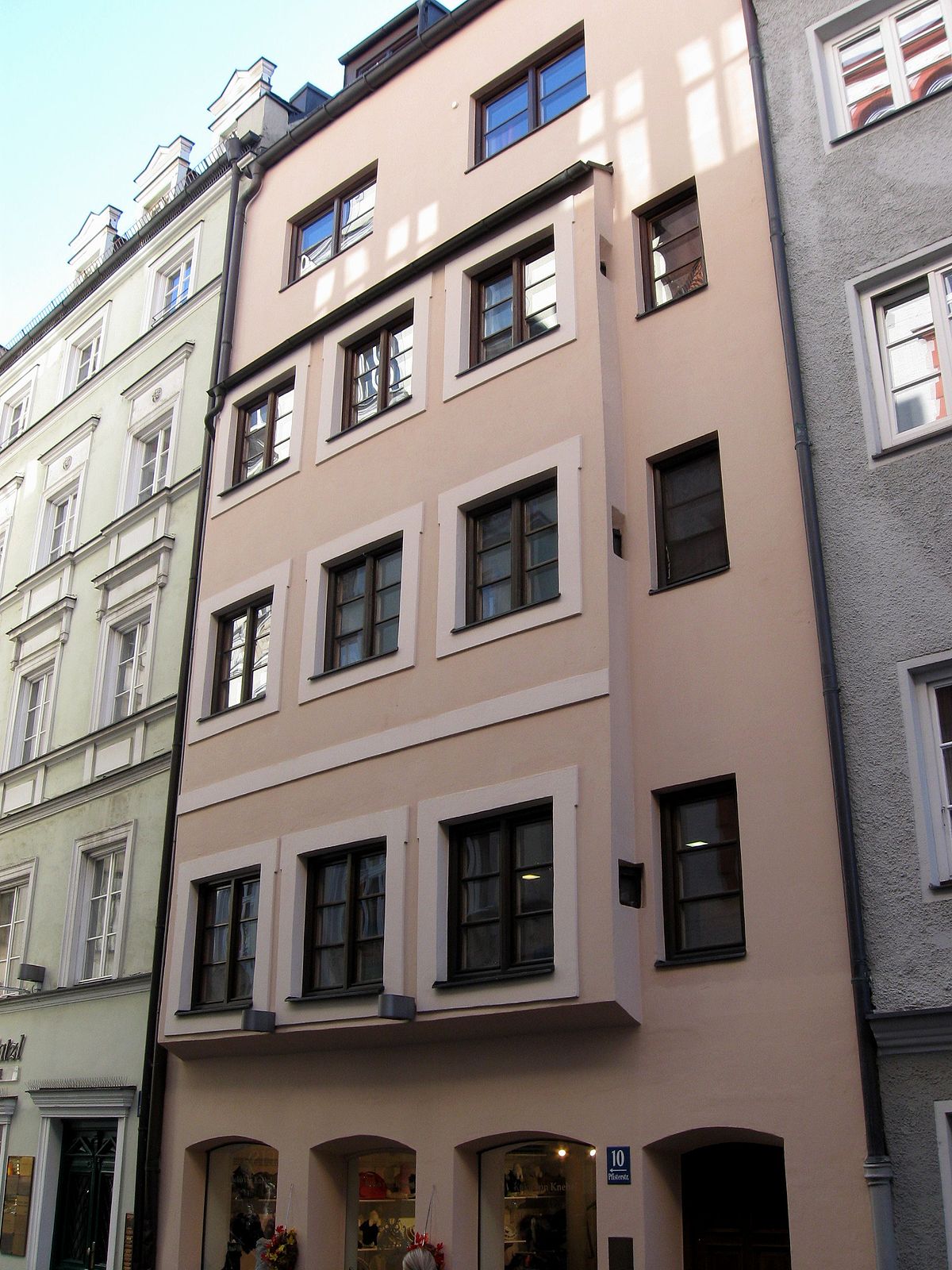 File:Mobilfunkmasten auf Wohnhaus Gotzingerplatz Muenchen.JPG - Wikimedia  Commons