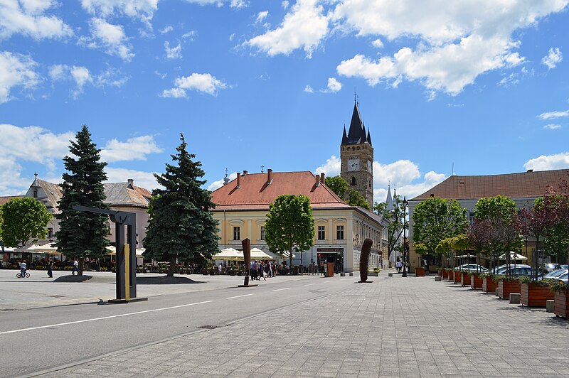 File:Piața Libertății with Ștefan Tower, Baia Mare, 2017.jpg