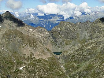 Blick auf den See von Malgina.  Links der Pizzo del Diavolo della Malgina