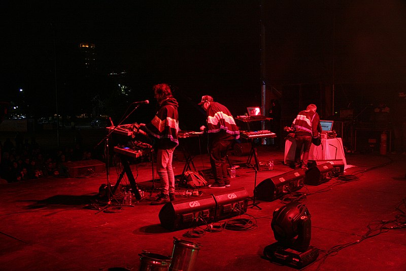 File:Poncho en vivo.jpg