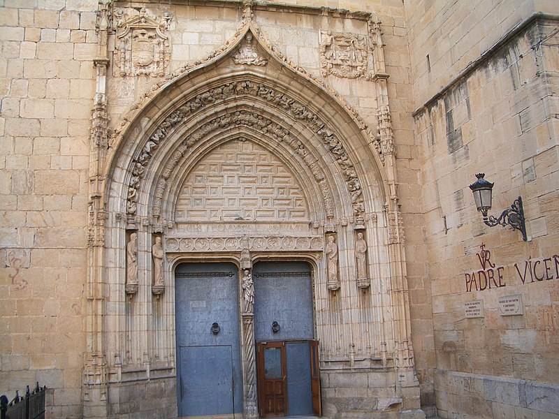 File:Portada Iglesia de San Martín - panoramio.jpg