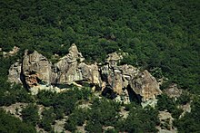Трапецовидни ниши изсечени в скалния масив на десния склон на Коджа дере при село Костино – зад масива е регистрирана рудна галерия използвана през праисторическите епохи. Общият брой на изсичанията е 11.[6]