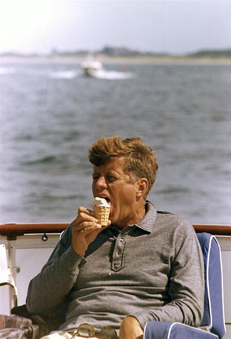 Tập_tin:President_Kennedy_with_ice_cream_cone,_31_August_1963.jpg