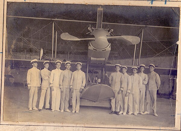 The first aircraft acquired by the Navy, the Curtiss F, and the first class of Brazilian and American aviator officers at the Naval Aviation School