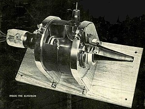 Первая коммерческая клистронная трубка производства General Electric, 1940 год, разрезана для демонстрации внутренней конструкции.