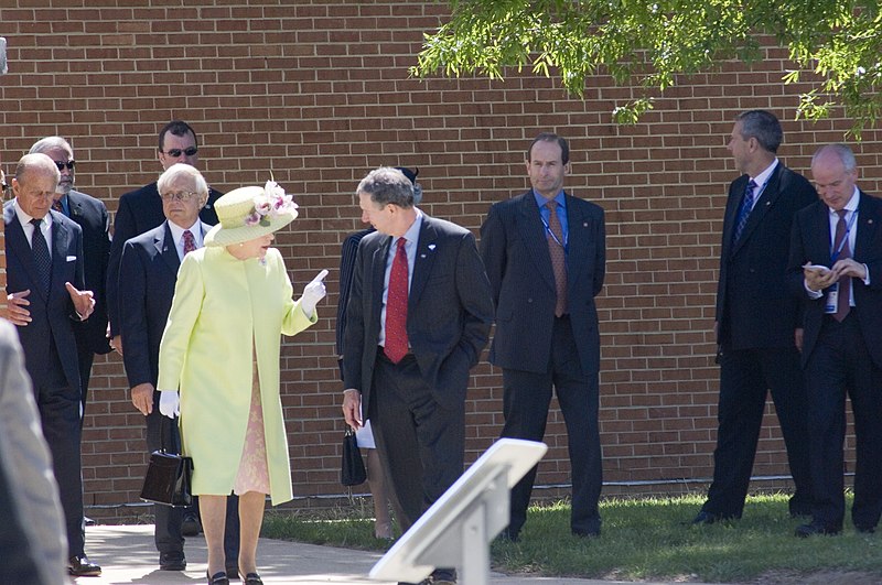 File:QUEEN VISIT TO GSFC 2007 - DPLA - 63bc4bb1a8c728196a0b10d907c022d4.jpg