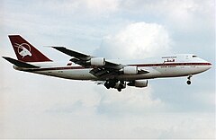 Un Boeing 747-200 de Qatar Airways, aux anciennes couleurs, en 1996.
