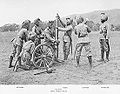 Un gruppo di serventi della British Indian Army assembla un cannone da montagna RML 2,5 in, circa 1895