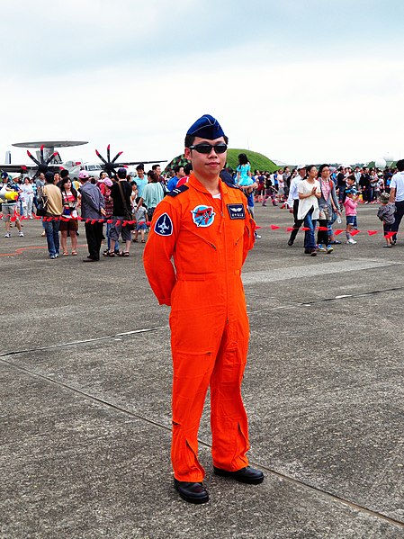 File:ROCAF Pilot Stand behind IDF in Hsinchu AFB 20120602.jpg