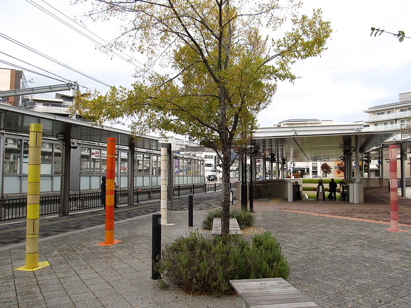 File:Randen Tenjingawa station and Kyōtō Municipal Subway Tōzai Line Uzumasa Tenjingawa station.JPG