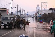 東日本大震災による津波で水没した石巻市内に展開する陸上自衛隊
