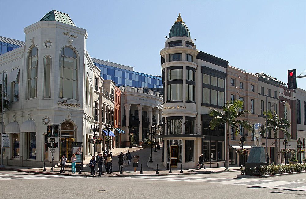 The population density of Beverly Hills in California is 2343.34 people per square kilometer (6069.7 / sq mi)