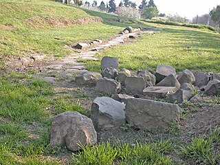 Resti dell'antica via Flaminia presso l'arco, in direzione di Roma